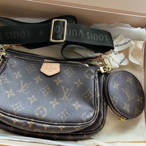 SOLD!!! 🎉 Louis vuitton multi pochette bag *LIKE BRAND NEW*